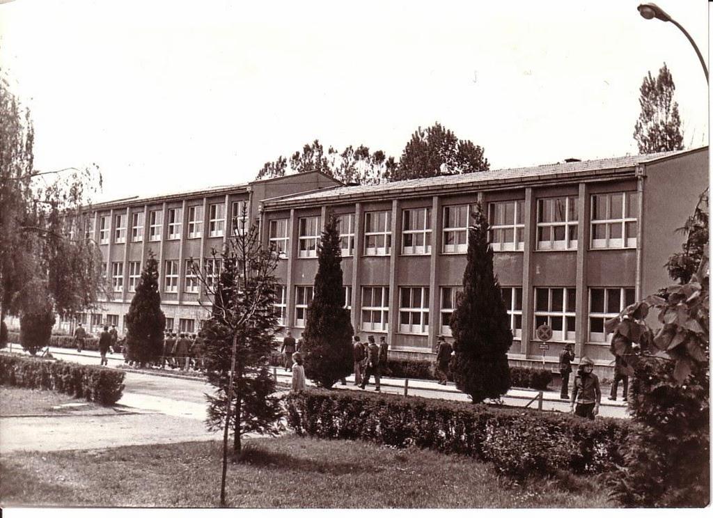 Naša škola Škola je osnovana još daleke 1964.godine, kao Školski centar hemijskog i mašinskog smjera.
