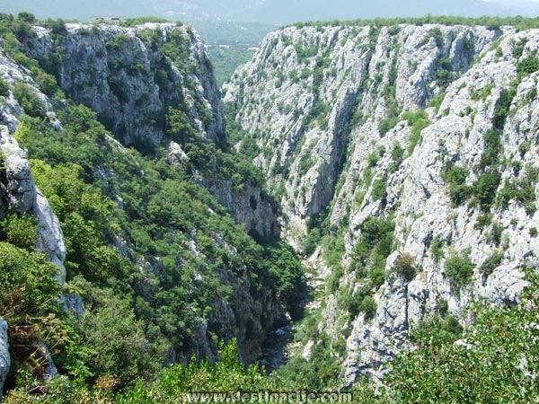 Cetina pripada Jadranskom slijevu, duga je 105 km i ulijeva se u Jadransko more kod Omiša. Slika 2.26. Izvor rijeke Cetine 98.