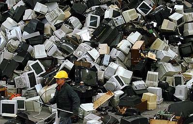 prepuni su raznog nerazvrstanog smeća, ali i starih kućišta, monitora, tastatura, matičnih ploča, kartica, kablova.