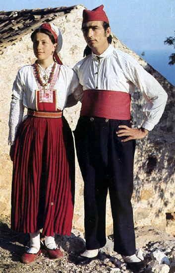 nošnja U Dalmatinskoj narodnoj nošnji suknja se sastoji od mnogo nabora koji su na prsima