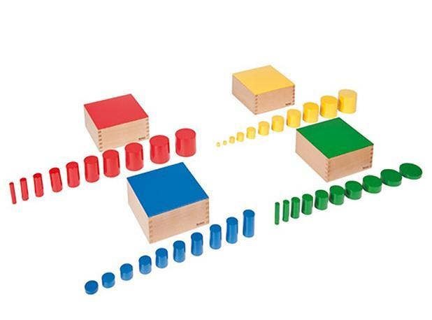 3. Pregled dosadašnjih istraživanja 8 Slika 3. Montessori didaktička igra (obojeni cilindri) Izvor: WEB 3 Slika 4. Montessori oprema za matematiku Izvor: WEB 4 3.3.2.