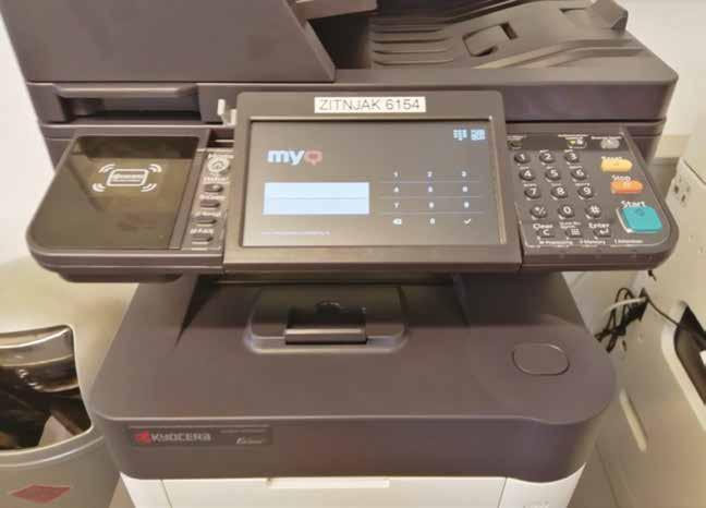 Prvi dio je skener koji Vam očitava karticu, a drugi dio ekran za unos. Kada želite printati nešto sa svog računala, sasvim uobičajeno pošaljete dokument na printanje, kao što se radili i do sada.