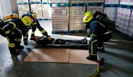 Također je provedena vježba evakuacije ozlijeđenog radnika, kojeg su vatrogasci iznjeli na nosilima.