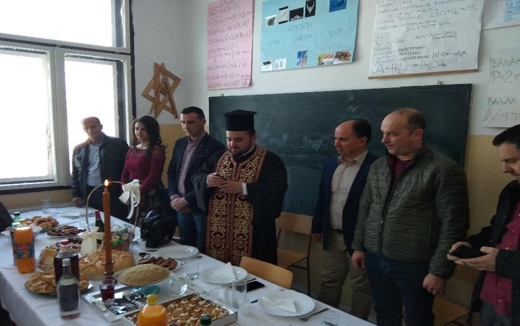 Традиционално сечење колача уз молитву, благослове и честике свим упошљеницима спровео је протојереј Дејан Станковић. Да се не заборави.