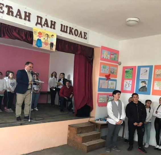 Директор школе Горан Гроздановић похвалио је ученике који су остварили запажене успехе на такмичењима различитих нивоа и садржаја од спортских активности до историје и хемије.