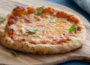 peciva/pastries. Pizza Margharita / Pizza Margharita Pizza ovalnog oblika sa sirom i sosom od paradajza. Pizza with cheese and tomato sauce.
