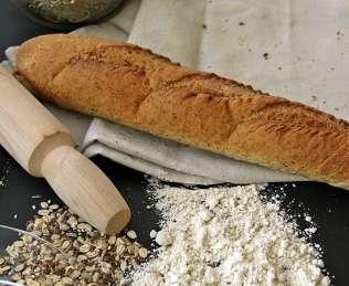 bageti/baguette. Baget integralni / Whole wheat baguette Francuski baget od integralnog brašna za veoma kratko vrijeme postao je omiljen na stolovima mnogih domova.