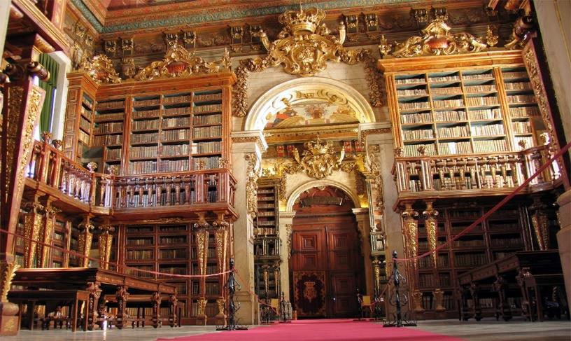 Joanine knjižnica koja ima više od 300000 radova iz 16. do 18. stoljeća koji su raspoređeni u prekrasnim pozlaćenim policama.