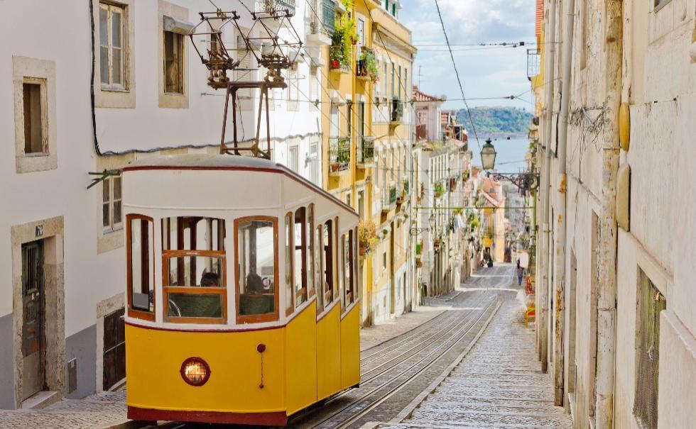 Slika 11. Tramvaj jedan od najprepoznatljivijih gradskih simbola, Lisabon Izvor: https://erasmusu.com/en/erasmus-lisbon/erasmus-experiences/, 20.07.2017.