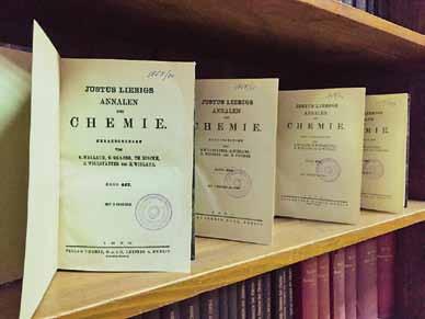 Zavod za kemiju i biokemiju danas Priručnik Röhmann F.: Anleitung zum chemischen Arbeiten für Mediciner iz 1904. godine Prvi udžbenik Medicinskoga fakulteta F.