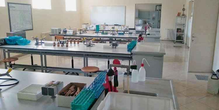 Obnovljeni radni i nastavni prostori Zavoda U sklopu Zavoda smješten je i kompletno opremljen laboratorij za rad sa staničnim kulturama, koji raspolaže spremnicima s tekućim dušikom, inkubatorom