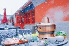 22 [ GASTRO KUTAK ] Hotpot: Vreli lonac za zimske noći Ukoliko ste u Kini, zamolite lokalne prijatelje da vas odvedu da probate jednu od brojnih varijacija tradicionalnog jela koje se ne konzumira