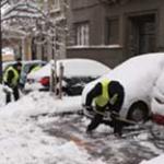 Повећан број ангажованих људи на чишћењу снега Повећан број ангажованих људи на чишћењу снега Одлуком о одржавању у зимском периоду прописано је да су за чишћење