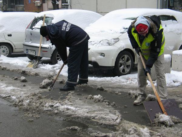 Уз координацију Градског штаба за заштиту од елементарних непогода, у здруженој акцији са другим јавним комуналним предузећима, ЈКП Паркинг сервис чисти од снега, осим својих објеката, и општа