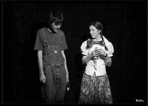 .. Predstava jeste i kritika društva, ali se prvenstveno bavi osjećanjima djece koja odrastaju u današnjem društvu. Program PLUS O rediteljima Amel Ugarak je rođen 1979. godine u Bugojnu.