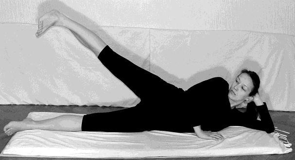 Anantasana (положај бескраја) Лежећи на боку уз стабилан ослонац шаком о под, подићи десну ногу тако да остане паралелна са подом.