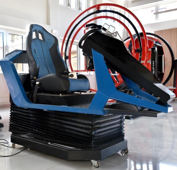 4.1. Simulator vožnje Simulator vožnje sastoji se od metalnog okvira s pomičnom konstrukcijom oko sjedala, sjedala sa sigurnosnim pojasevima, ugrađenim nožnim papučicama te upravljačem i mjenjačem.