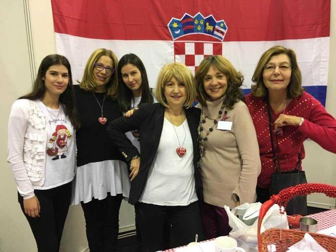 Bridž u IWCZ Piše: Jadranka Pavelić IZ HRVATSKE IWCZ je međunarodni klub žena u Zagrebu, osnovan prije više od dvadesetak godina sa ciljem okupljanja žena koje dolaze iz raznih drugih zemalja u