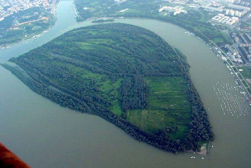 Primer zaštite biodiverziteta i pejzažnih vrednosti je Veliko Ratno ostrvo kod Beograda.