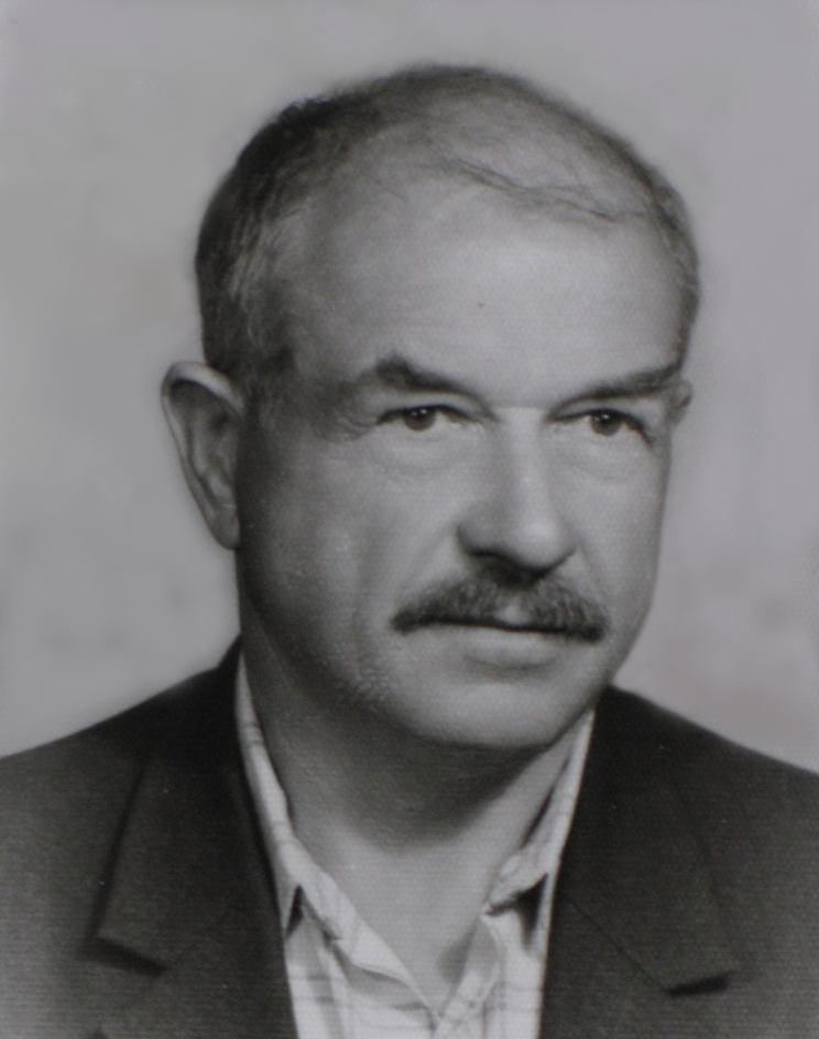 12(8/3-4)ПЕТАР (21.10.1911-2001) Илијин Радио је као Секретар Комитета КПЈ у Апатину. Био је директор Чарапаре. У пензију одлази са радног места директора апатинске пиваре.