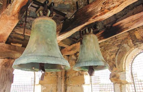 T. Bradara, Old Bells... Histria archaeol., 48/2017, p. 121-136 To su redom: zvono s crkve Blažene Djevice Marije iz 1710. godine, težine 54 kg, visine 52 cm i promjera otvora 44,5 cm.
