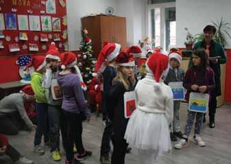 * U enici i u iteljice okitili su Boži no drvce a panoe zatrpali šarenim izmicama,