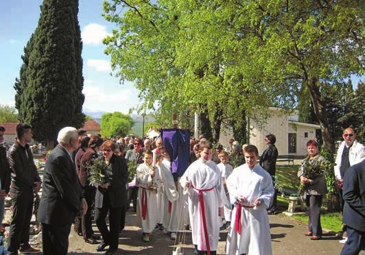 slavi dvjema misama. Svečanu svetu misu u 10:30 sati predvodio je župnik fra Vinko, a uoči misnog slavlja održana je procesija kroz crkveno dvorište, a potom i blagoslov maslinovih grančica.