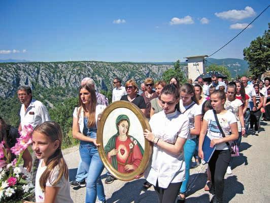 Uz lijepo i skladno recitiranje i pjevanje koje je animirala s. Filipa Smoljo, sakrament Prve Pričesti djeci je udijelio župnik fra Vinko Gudelj.