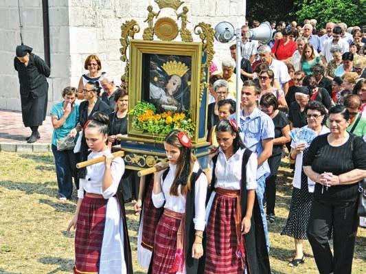 Velika Gospa u Prološcu Za kršćane Imotske Krajine Velika je Gospa u Prološcu omiljeli blagdan kamo se godišnje skuplja velik dio naroda Božjega.