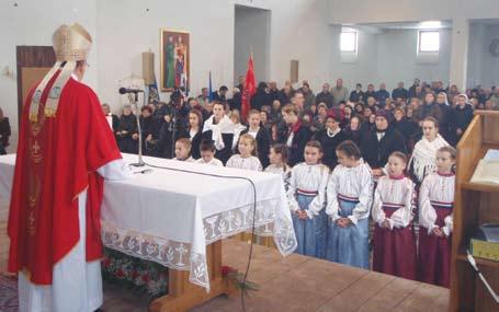 Svečano euharistijsko slavlje predvodio je prvi put u novoj, još nedovršenoj crkvi biskup Antun Škvorčević s kojim su koncelebrirali svećenici Novljanskog dekanata na čelu s dekanom Milanom