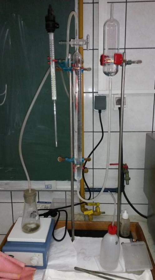 Druga staklena cijev je fiksna i graduirana te na vrhu ima ventil kojim se regulira protok CO2 kroz gumenu cijev spojenom s Erlenmeyerovom tikvicom u koju se stavlja uzorak tla i solna kiselina.