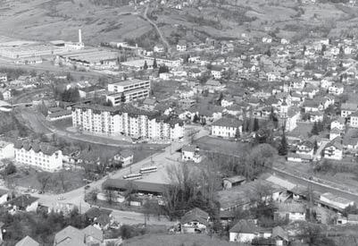 ADVOKATI koje je anga`ovao Atif Dudakovi}, ratni komandant Petog korpusa Armije BiH, savjetovali su svom klijentu da ne istupa u javnosti, te de na govori bilo {ta u vezi sa optu`bama za zlo~ine koje