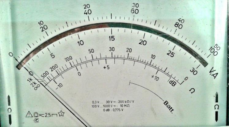 Ommetarska metoda Za nenulte vrednosti merene otpornosti se dobija sve manji otklon, pa ommetri imaju obrnutu skalu u odnosu na voltmetre i ampermetre: maksimalnom otklonu kazaljke instrumenta