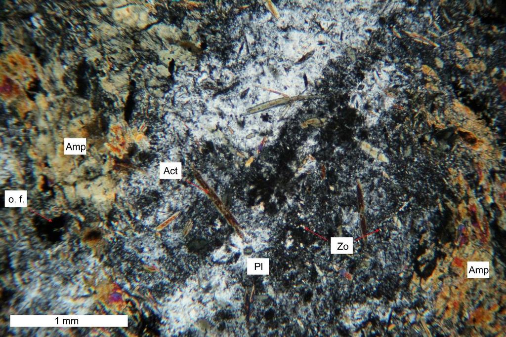 Amp-amfibol; o.f.- opaka faza; Pl-plagioklas; Act-aktinolit; Zo-coisit.