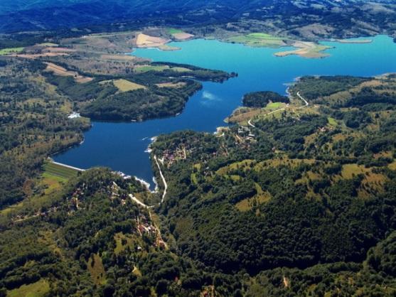 Језера Власинско језеро је највише вештачко језеро у Србији и једно од највећих. Налази се на 1200 m надморске висине, у пространој власинској висоравни коју окружују Грамада, Варденик и Чемерник.