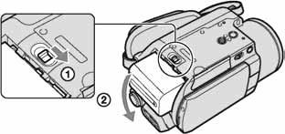 5 Žaruljica CHG (punjenje) se isključi kad je baterija sasvim napunjena. Odspojite AC adapter iz priključka DC IN na kamkorderu. Odspojite AC adapter držeći i kamkorder i DC utikač.