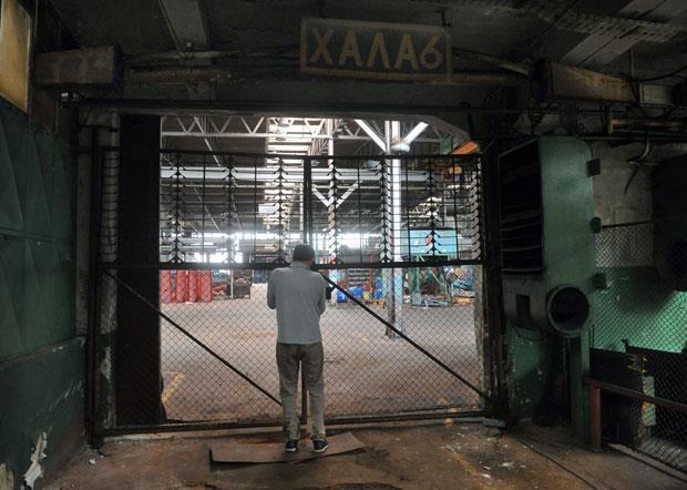 U zakatančene proizvodne hale tek nema ko da zađe, a hoće li radnici, posle godina pauze, ponovo preći prag Industrije motora Rakovica, znaće se poslednjeg dana maja.