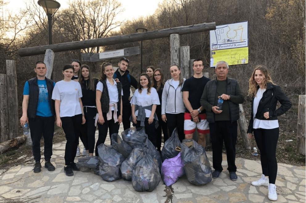 АПРИЛ 01. април 2019. године- понедељак Гимназијалци на #trashtag часу за чистију околину Trashtag изазов у Косовској Митровици поприма све веће размере и нове облике.