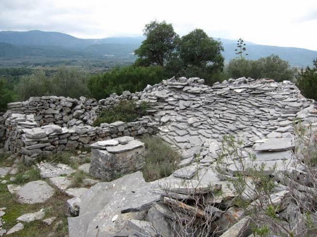 Nisu posebno evidentirane terenskim pregledom, izuzev dvije koje su se isticale veličinom i atraktivnim naplovima od kamenih ploča.