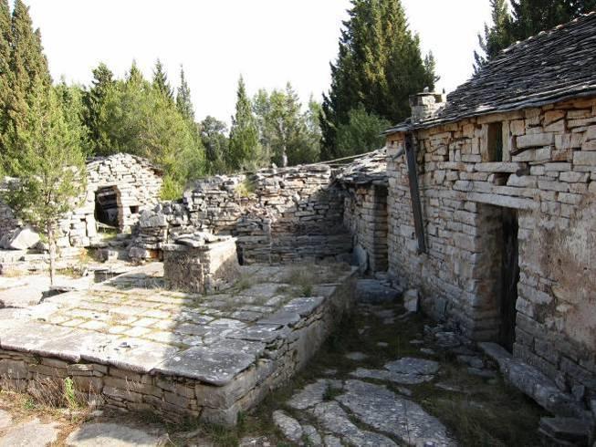 Predstavljaju lokalnu varijantu nepravo svođenih kamenih skloništa, kakva se u ostalim hrvatskim suhozidnim lokalitetima nazivaju kažuni, bunje, ćemeri i sl.