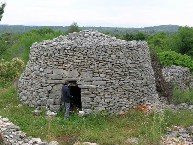 zapadnoj Europi, međutim noviji radovi to uglavnom opovrgavaju i generalno ih datiraju ih zajedno sa ostalim građevinama etnograditeljstva koje je svoj vrhunac na našoj obali imalo u posljednjim