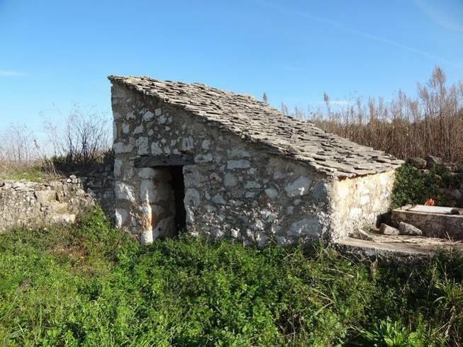 sklonište za zaklon od pljuska za samo jednog čovjeka (dokli pristriši kiša), izgleda kao uspravljena polovica korita od broda.