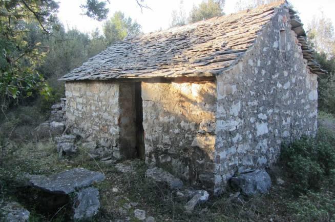 kao pjover pridruženoj gustirni, pa dvije funkcije srastaju na način da je teško reći koja je primarna - skupljanje vode ili zaklon/spremište.