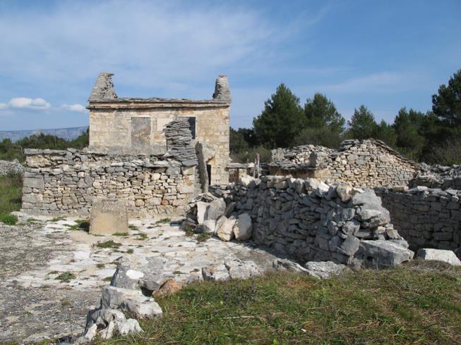 boravak tijekom radova u polju, mada postoje primjeri (Maslinovik, Rašnik) gdje se u njima stalno stanovalo.