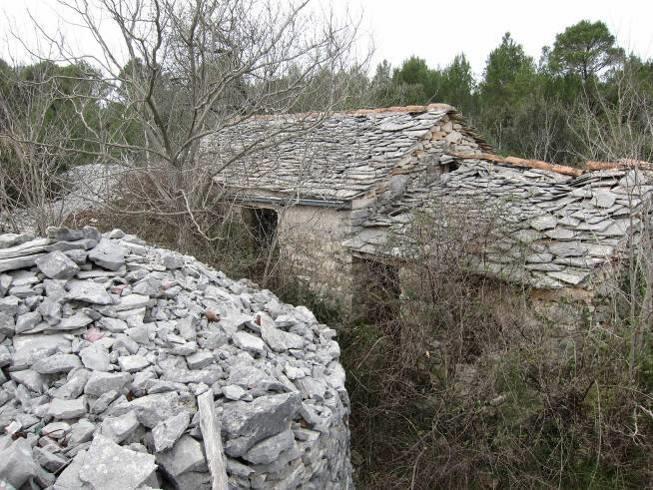 stoljeća gradile su se nešto veće kućice, sa većim otvorima, više žbuke na pročelju, poneka čak i sa prozorima sa staklenim oknima.