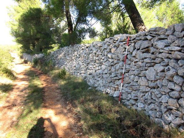 Racionalnost korištenja maksimuma plodne otočke zemlje nalaže tipologiju uske vezanosti međe i puta koji su često povezani u jedinstvenu strukturu.