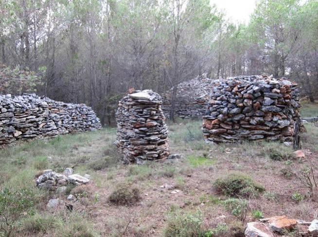 Kamenje korišteno za skale mora biti pločasto izduženo kako bi imalo dovoljno oslonca unutar zida i adekvatnu širinu gazišta izbačenu na lice zida.