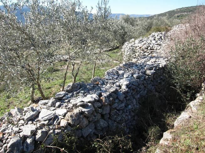 4.3. Neki detalji Slika 46 foša uz rub parcele, Moče Slika 47 gumno pokraj kuće, stan na predjelu Duge njive (E-C16-7) Cukarona stina Uz ulaze kuća ponekad