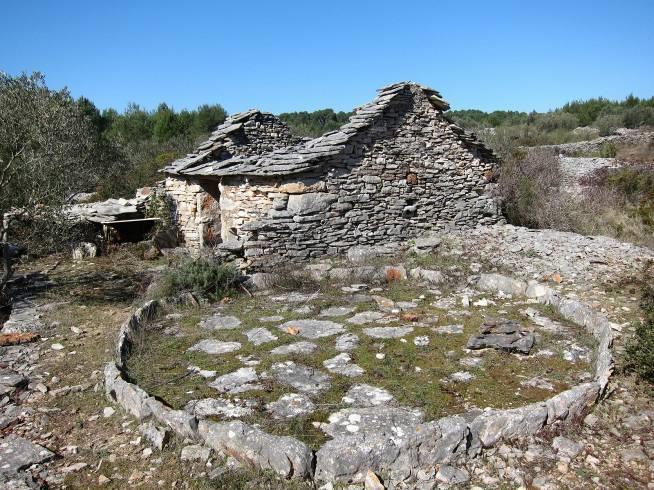 Taj se vrsta kamena koristila se i za izradu krušnih peći kao građevni kamen, a pogotovo je služila smrvljena u prah za miješanje sa gnjilom (glinom) i