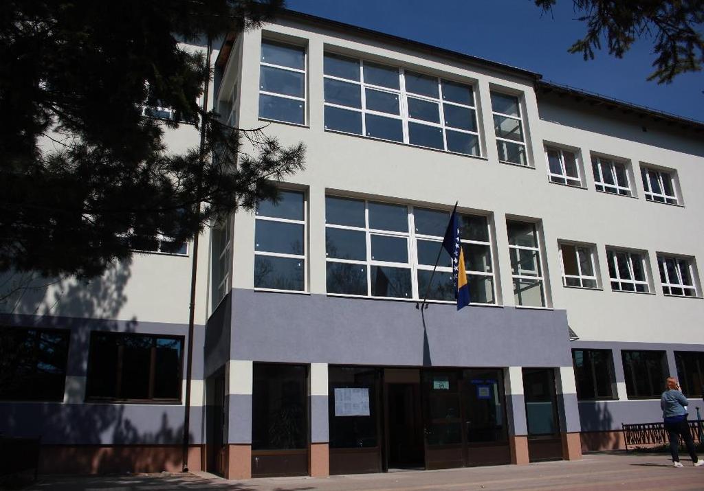NEŠTO O NAMA JU Mješovita srednja Elektrotenička škola u Tuzli je osnovana 1970. godine i na samom početku se zvala Elektrotehnički školski centar.